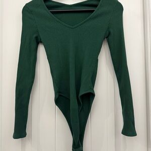 💚 Fitted Green Long Sleeve Bodysuit